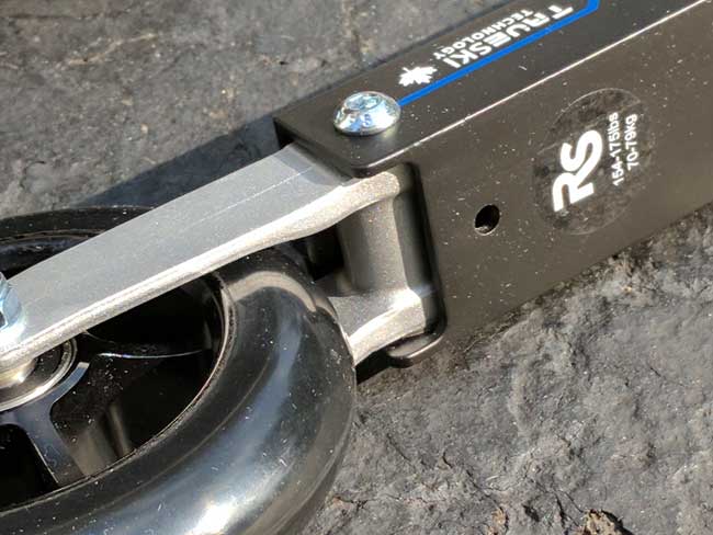 Rundle Sport FLEX skate rollerski, close-up of fender hole and pivot point
