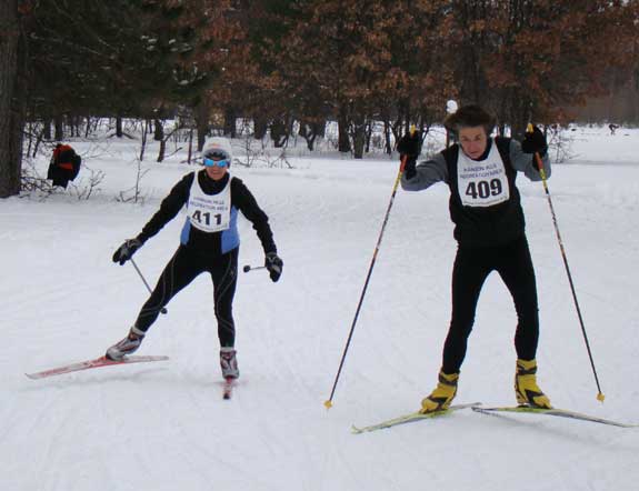 Maria Iwaniec battles with Linda Weeks at the finish