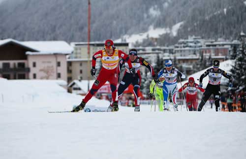 Kikkan Randall comes up on the outside in the sprint finals heat in Davos. (Getty Images/Nordic Focus)