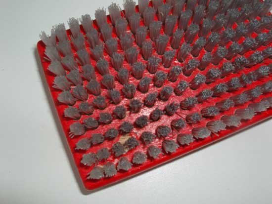 Cleaning a ski wax brush in the dishwasher