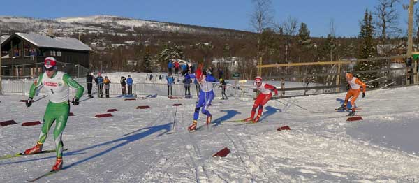 The final heat enters the stadium with Gloerson in the lead