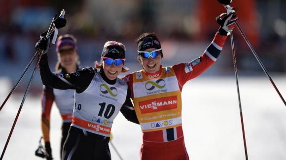 World Cup sprint champion Kikkan Randall (left) finished second in the cross country skate sprint after a fierce head-to-head battle with Norway’s Marit Bjoergen (right) in the last stretch, which ended in a photo finish. (Getty Images/AFP/Fabrice Coffrini)