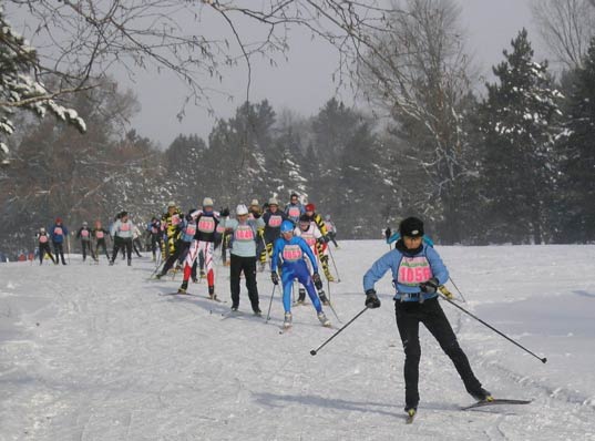 Amy Powell leads out the women and wins the Garland Glide 8km Freestyle race
