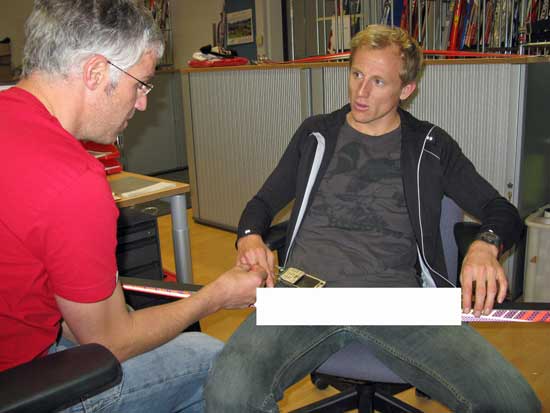 ROMAN TOFERER SHOWING THE NEW WAXLESS MATERIAL TO VASALOPPET CHAMPION OSKAR SVARD.