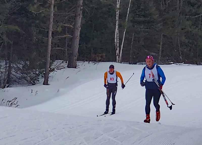 Mandy Paull running with a broken binding to the finish